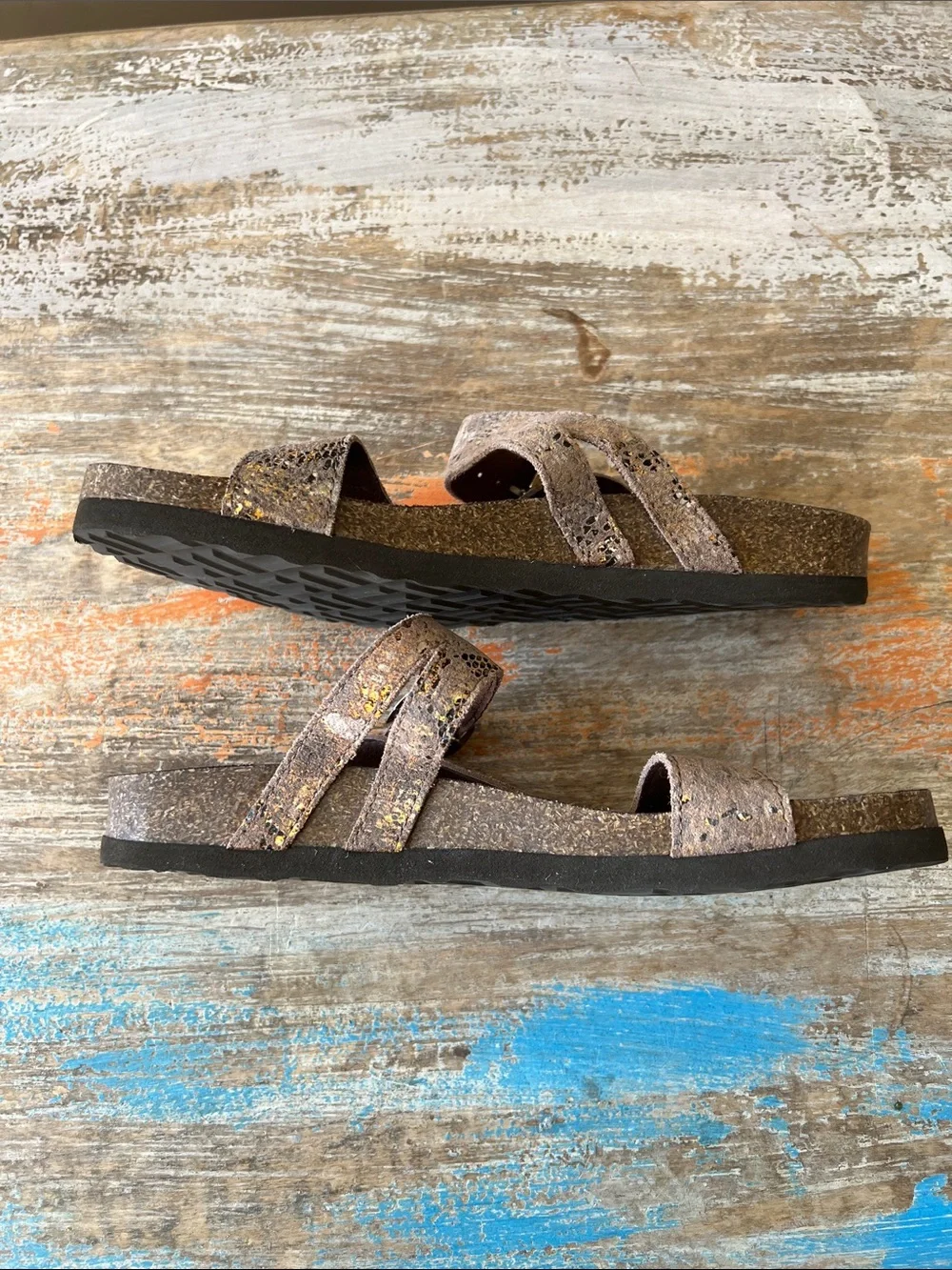 White Mountain Carly Metallic Bronze Buckled Toe-Loop Sandal